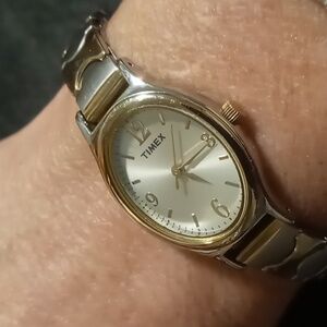 Timex Silver & gold stainless steel bezel & Band watch small bans size 7.0 in